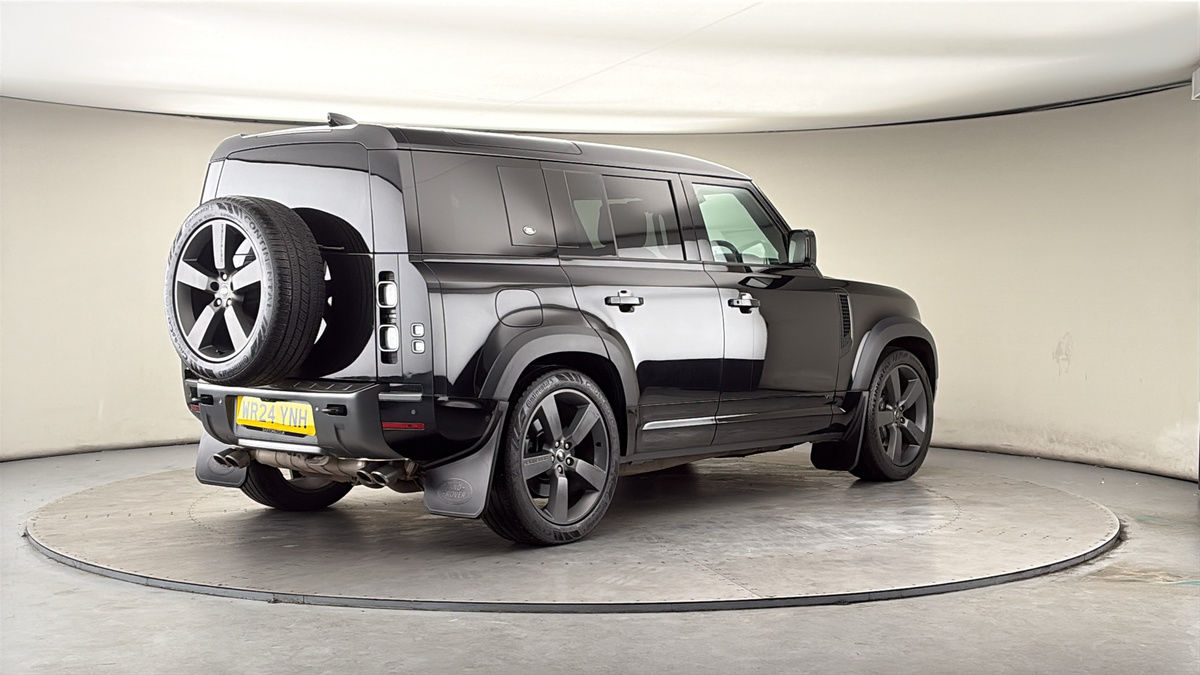 Land Rover Defender 110 Image 21