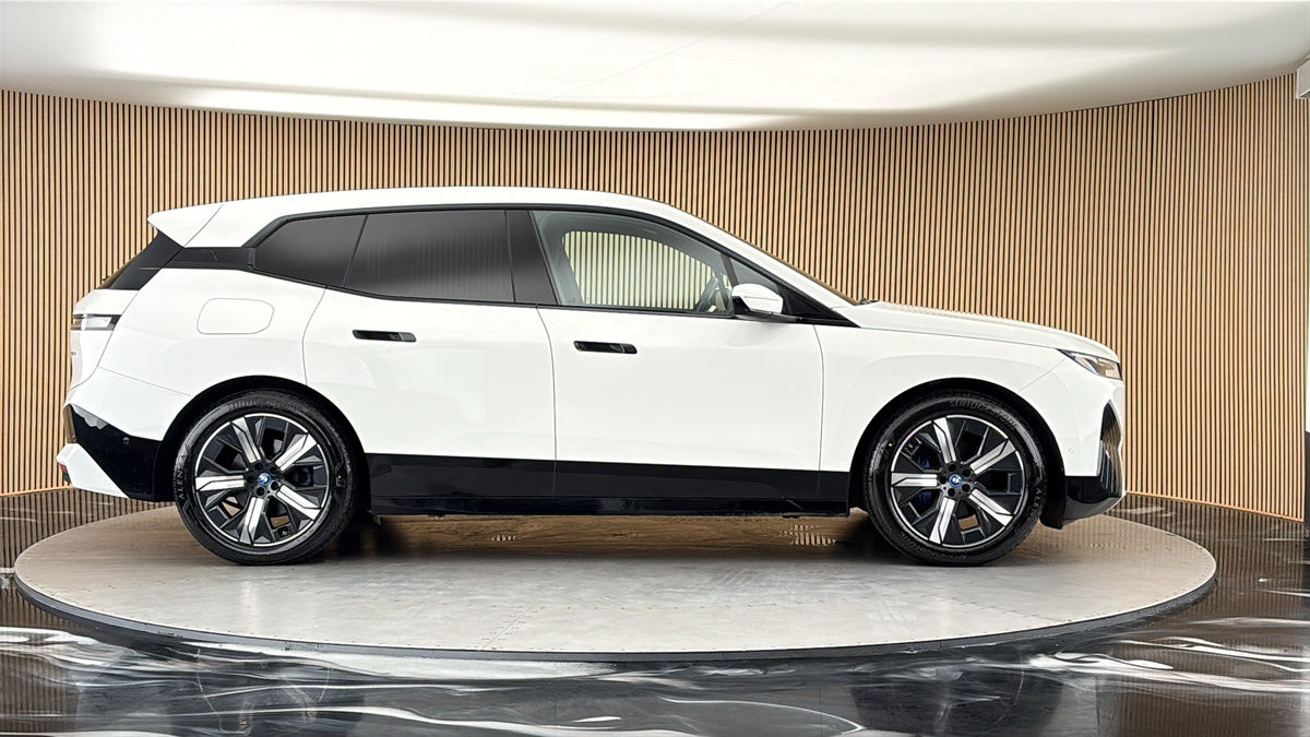 BMW iX Image 16