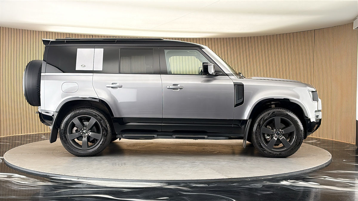 Land Rover Defender 110 Image 16