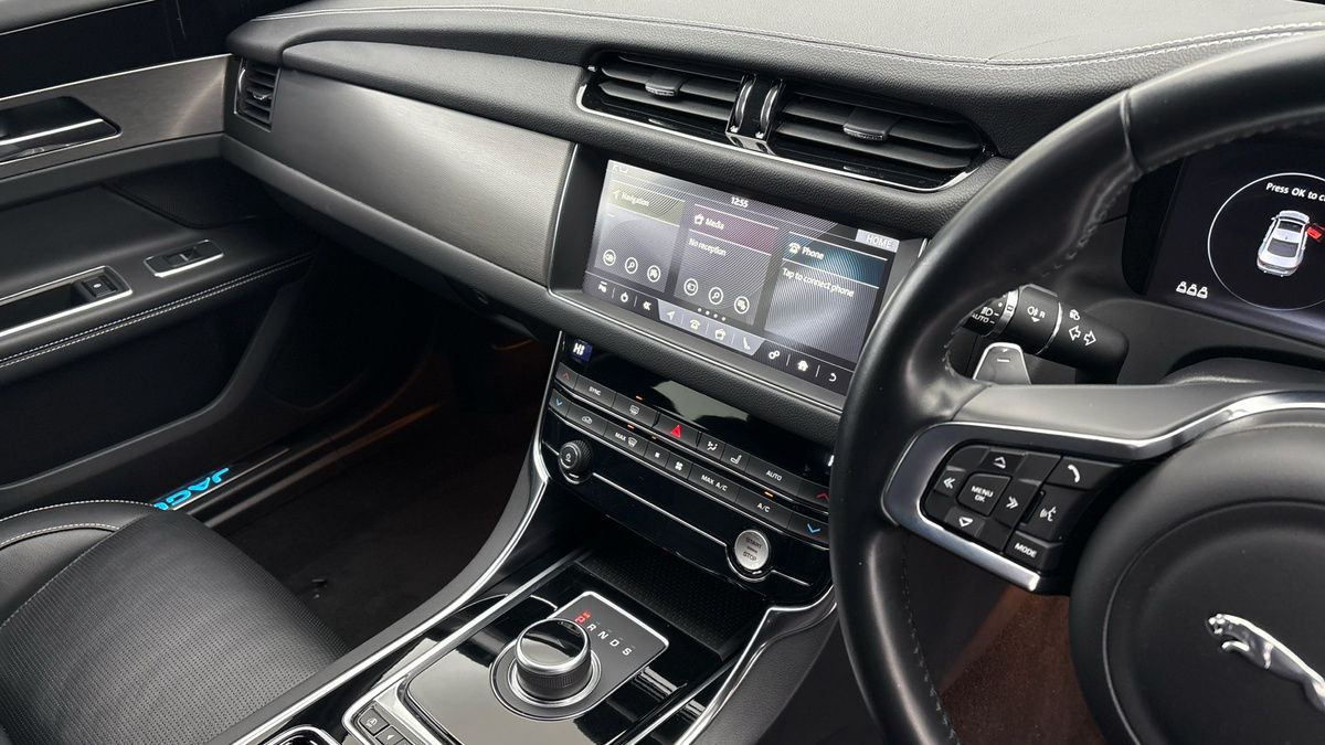 Jaguar XF Image 18