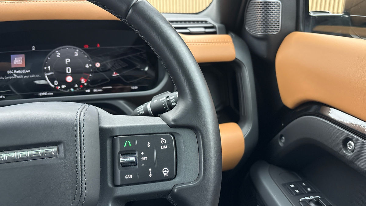 Land Rover Defender 110 Image 14