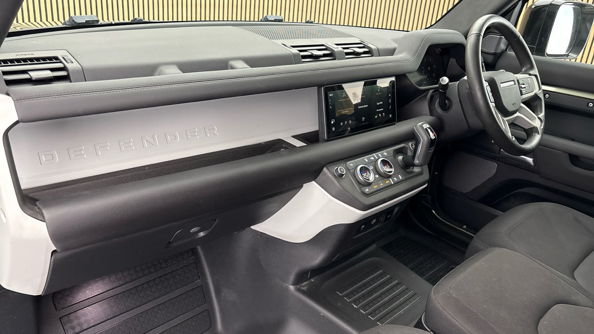 Land Rover Defender 110 Image 12