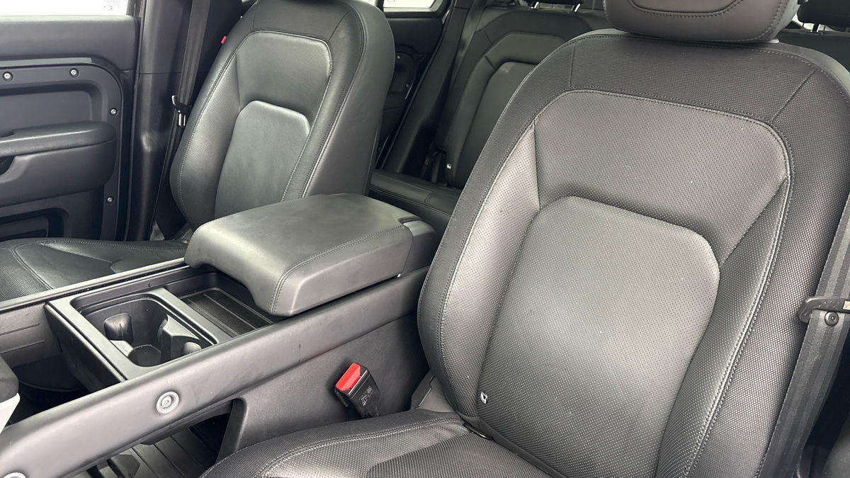 Land Rover Defender 110 Image 7
