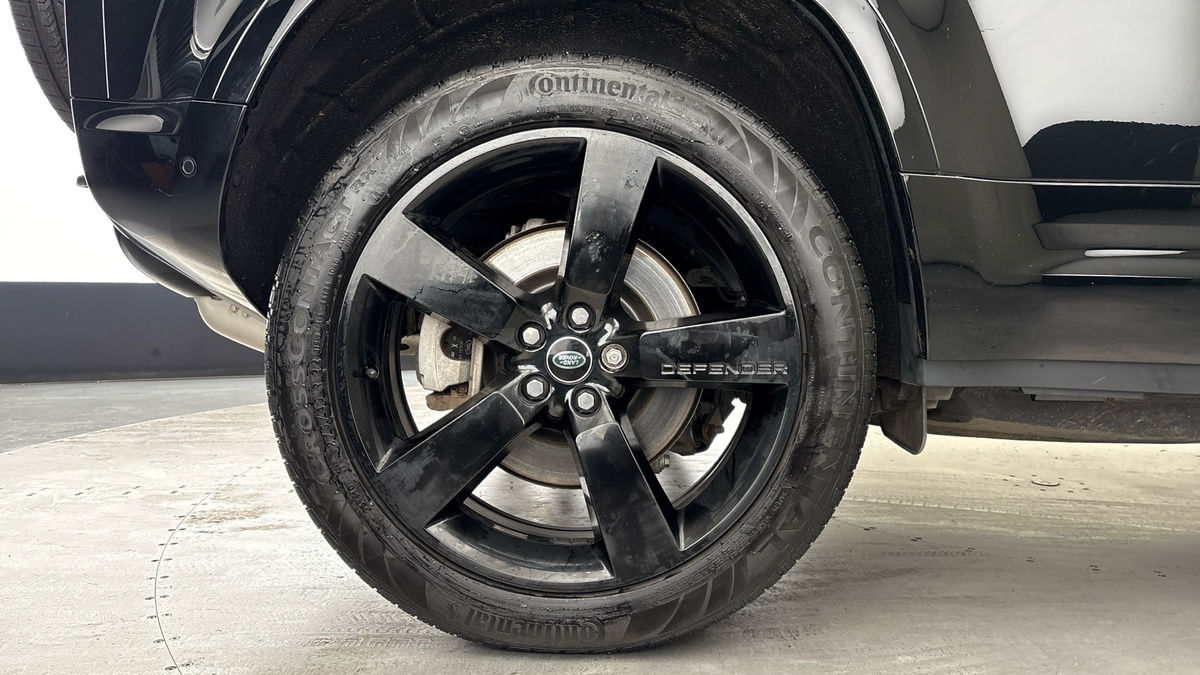 Land Rover Defender 110 Image 10