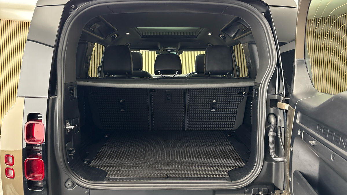 Land Rover Defender 110 Image 11