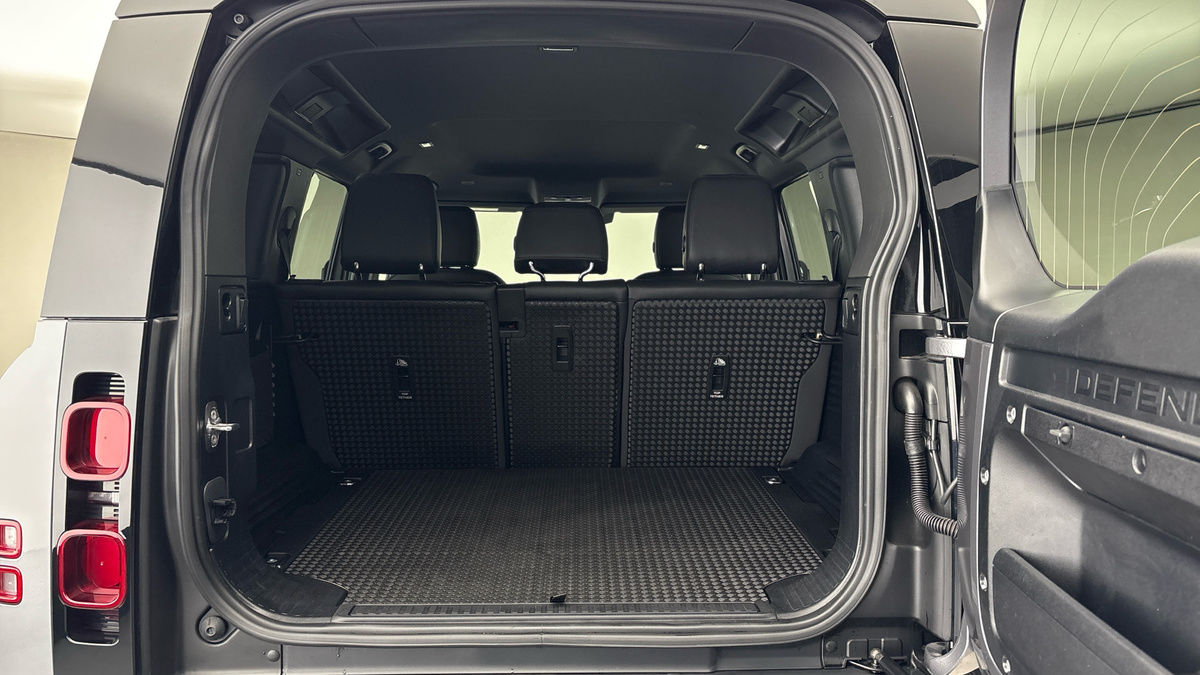 Land Rover Defender 110 Image 11