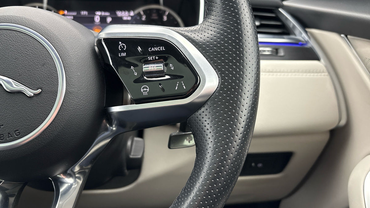 Jaguar F-PACE Image 14