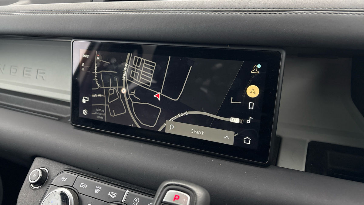 Land Rover Defender 110 Image 17