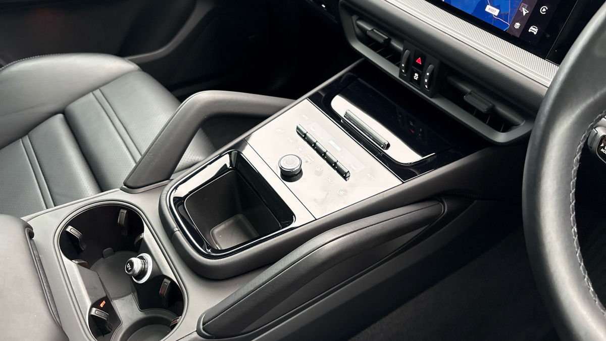 Porsche Cayenne Image 18