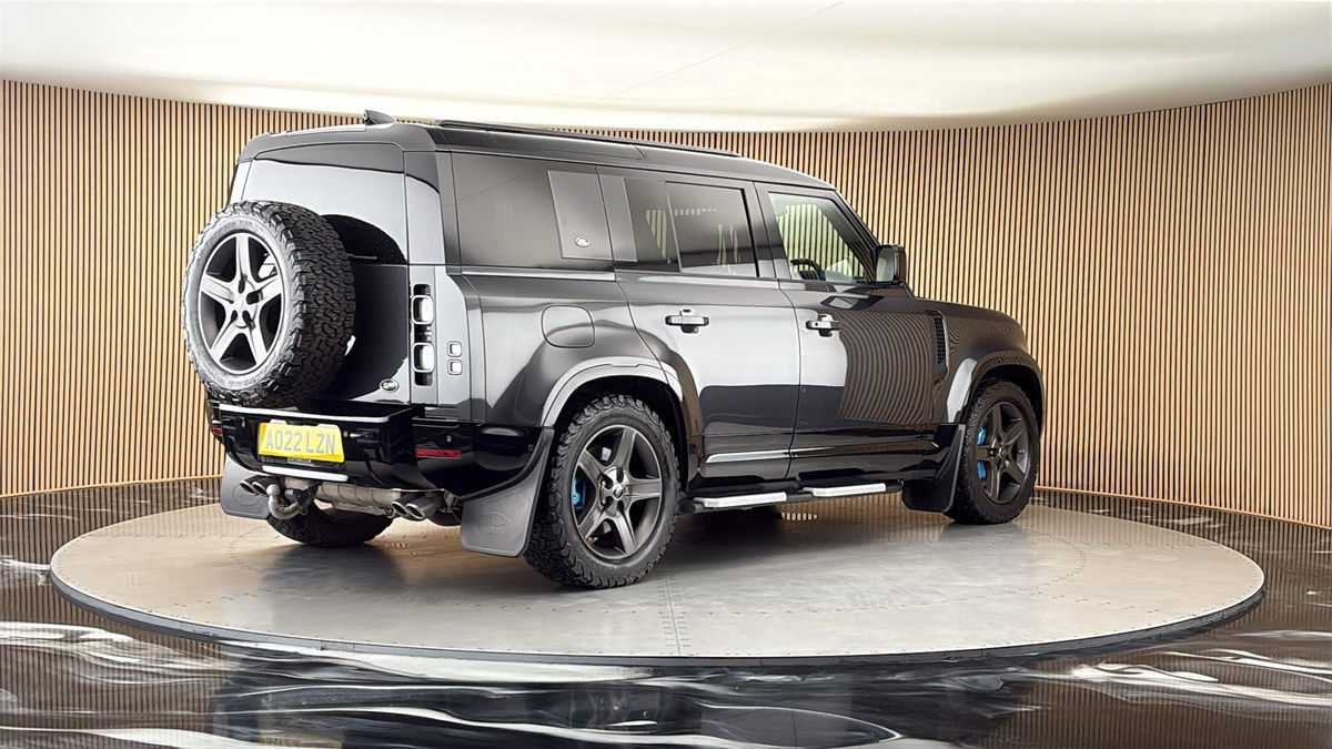 Land Rover Defender 110 Image 21