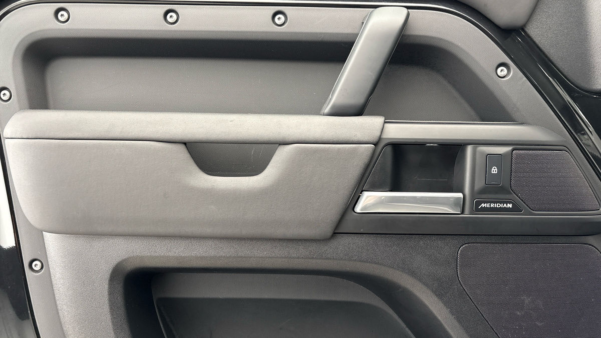 Land Rover Defender 110 Image 19