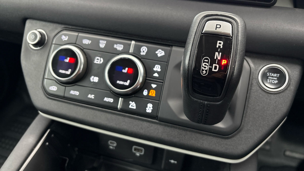 Land Rover Defender 110 Image 25