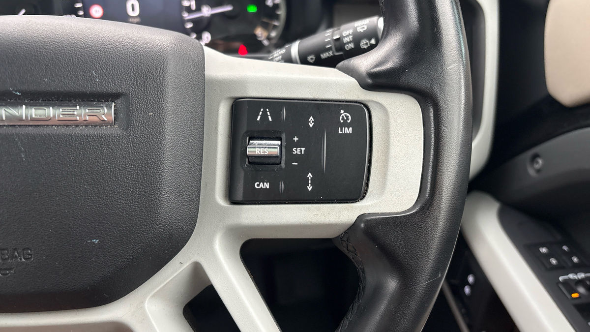 Land Rover Defender 110 Image 14