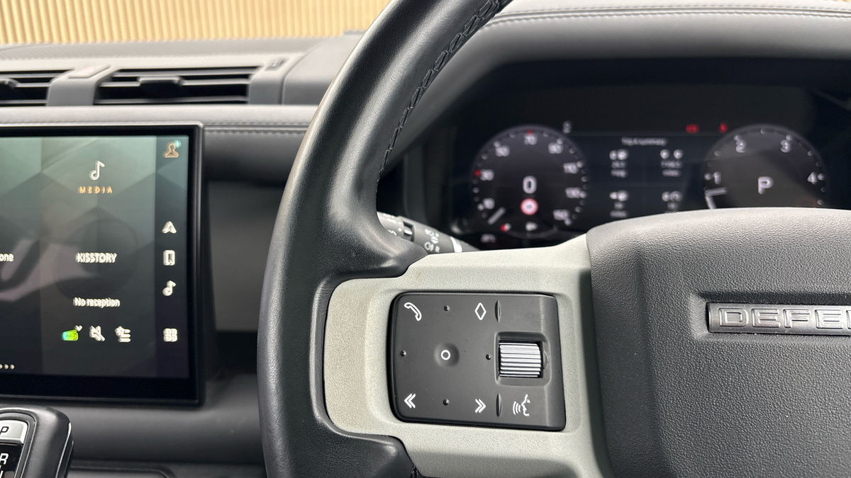 Land Rover Defender 110 Image 13
