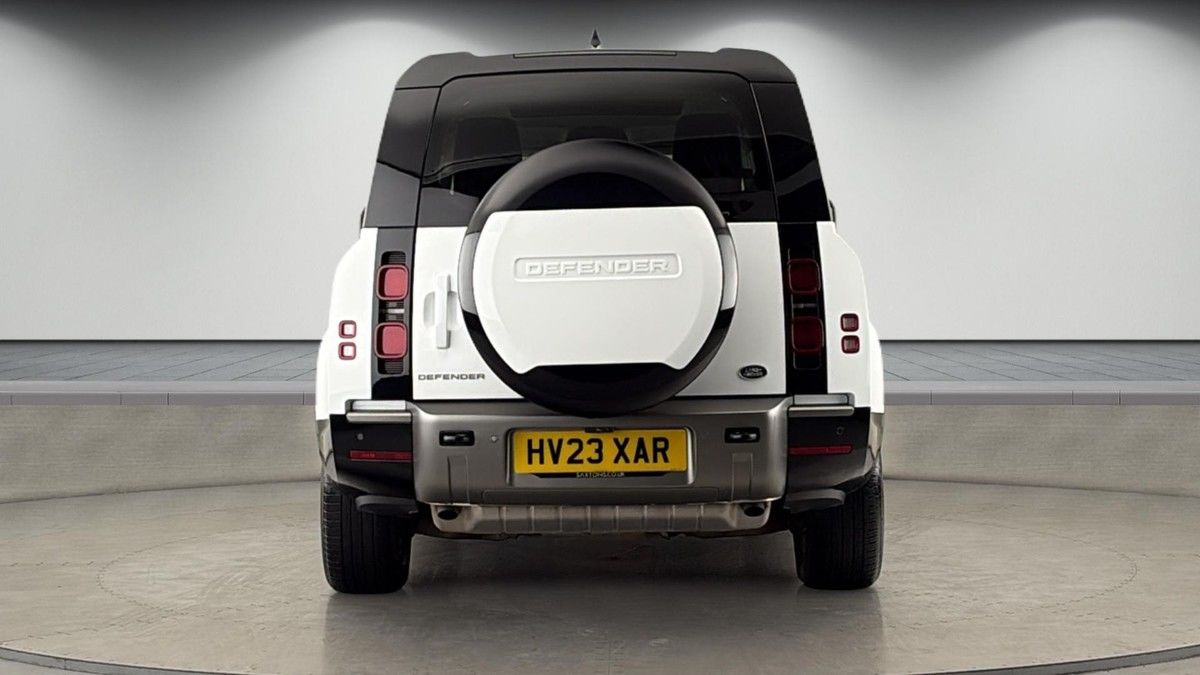 Land Rover Defender 130 Image 4