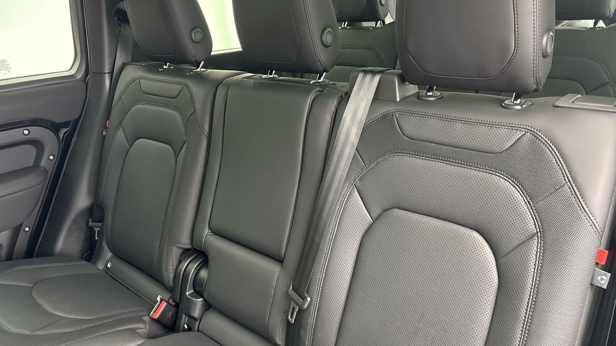 Land Rover Defender 130 Image 8
