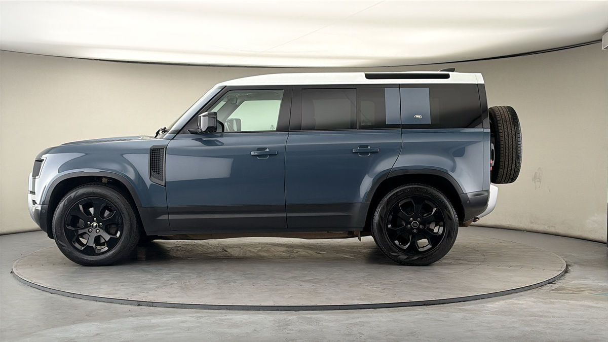 Land Rover Defender 110 Image 15