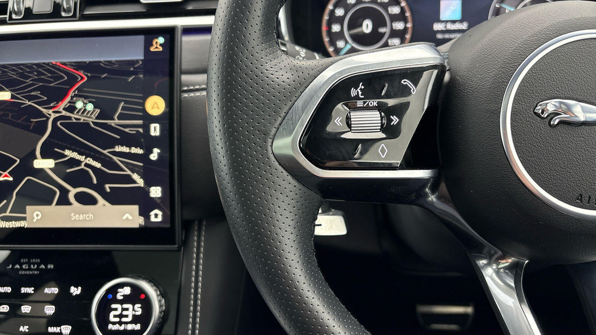 Jaguar F-PACE Image 13