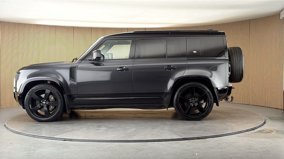 Land Rover Defender 110 Image 15