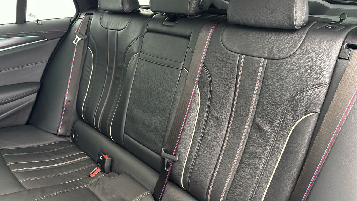 BMW 5 Series Image 8
