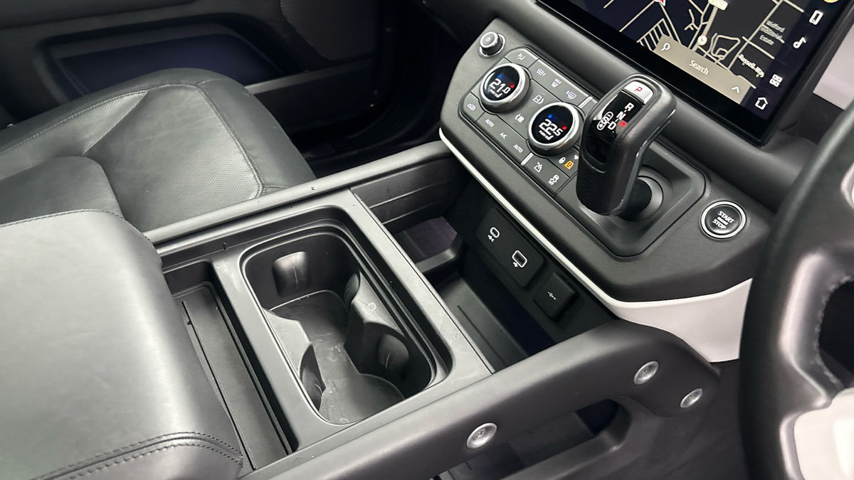 Land Rover Defender 110 Image 18