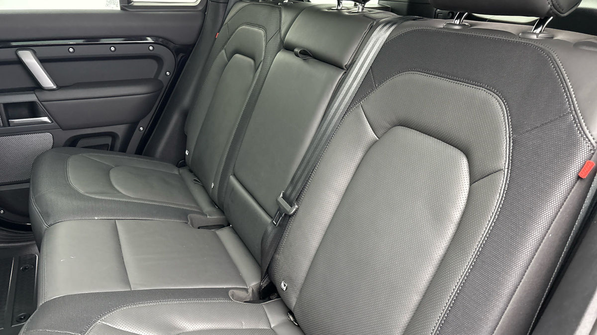 Land Rover Defender 110 Image 8