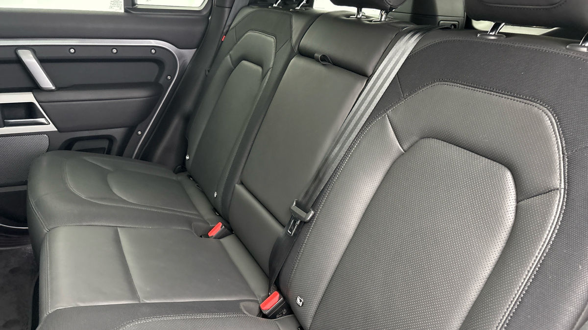 Land Rover Defender 110 Image 8