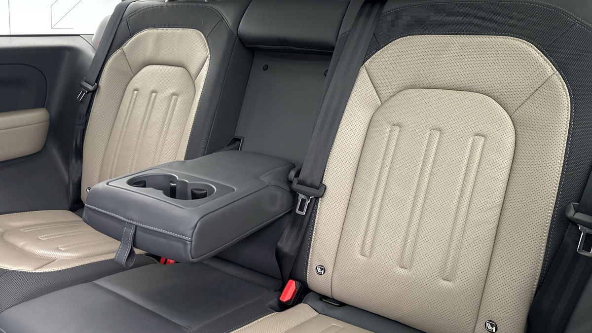 Land Rover Defender 90 Image 9