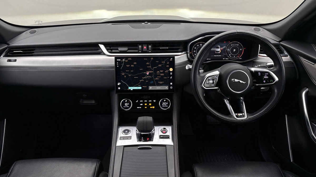 Jaguar F-PACE Image 12