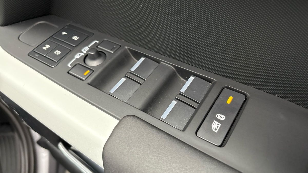 Land Rover Defender 110 Image 26