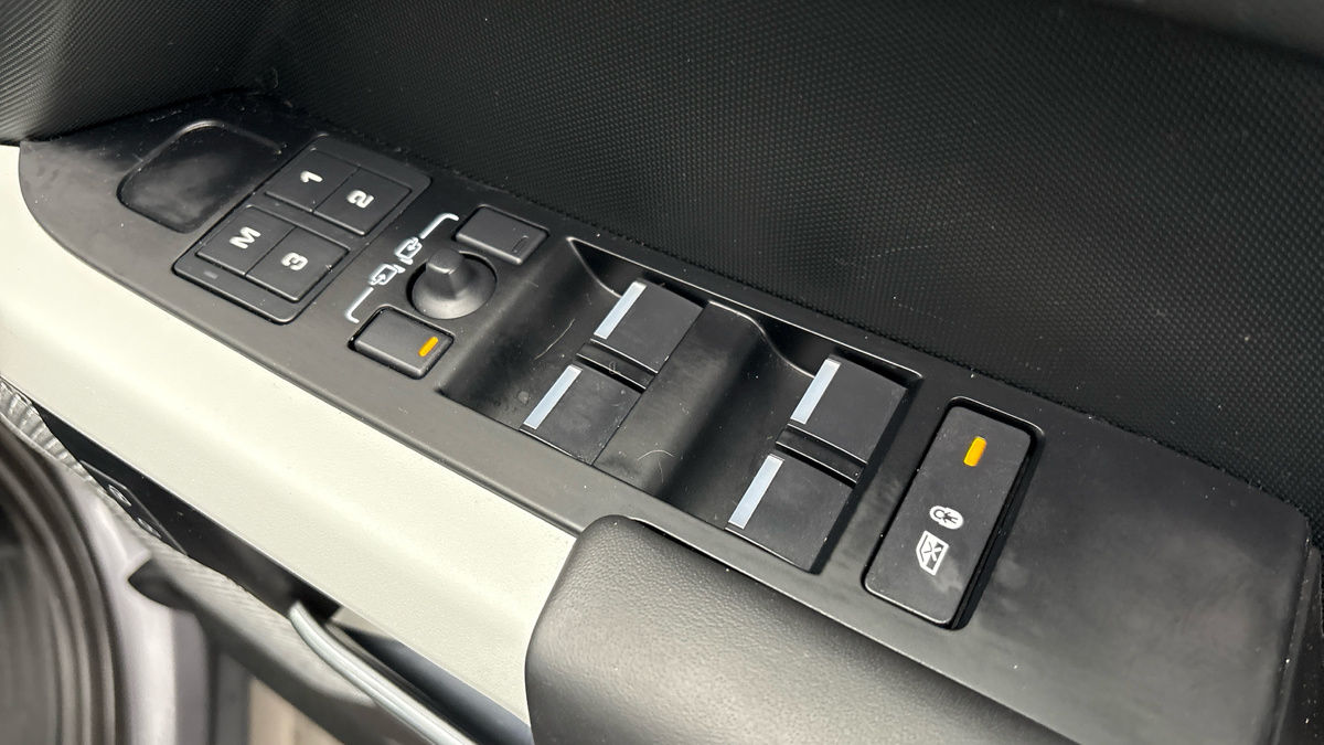 Land Rover Defender 130 Image 25