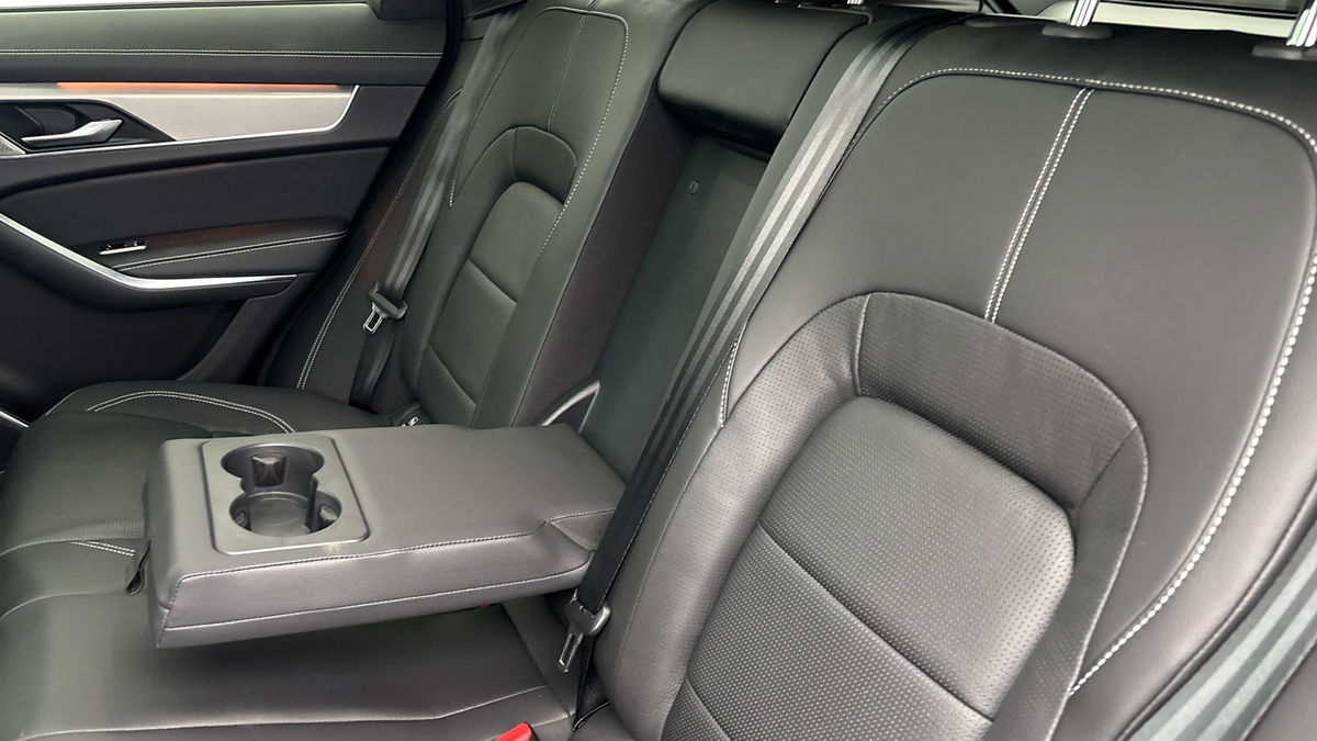 Jaguar F-PACE Image 9