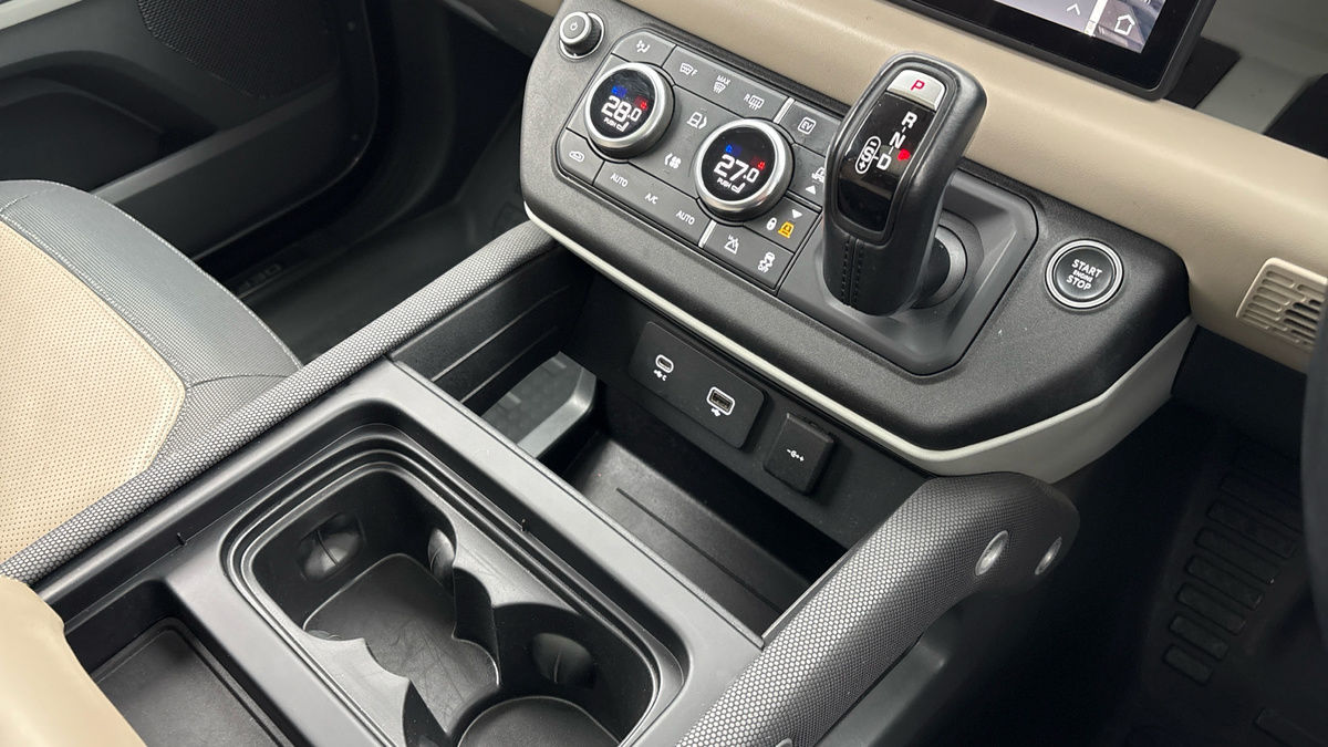 Land Rover Defender 110 Image 18