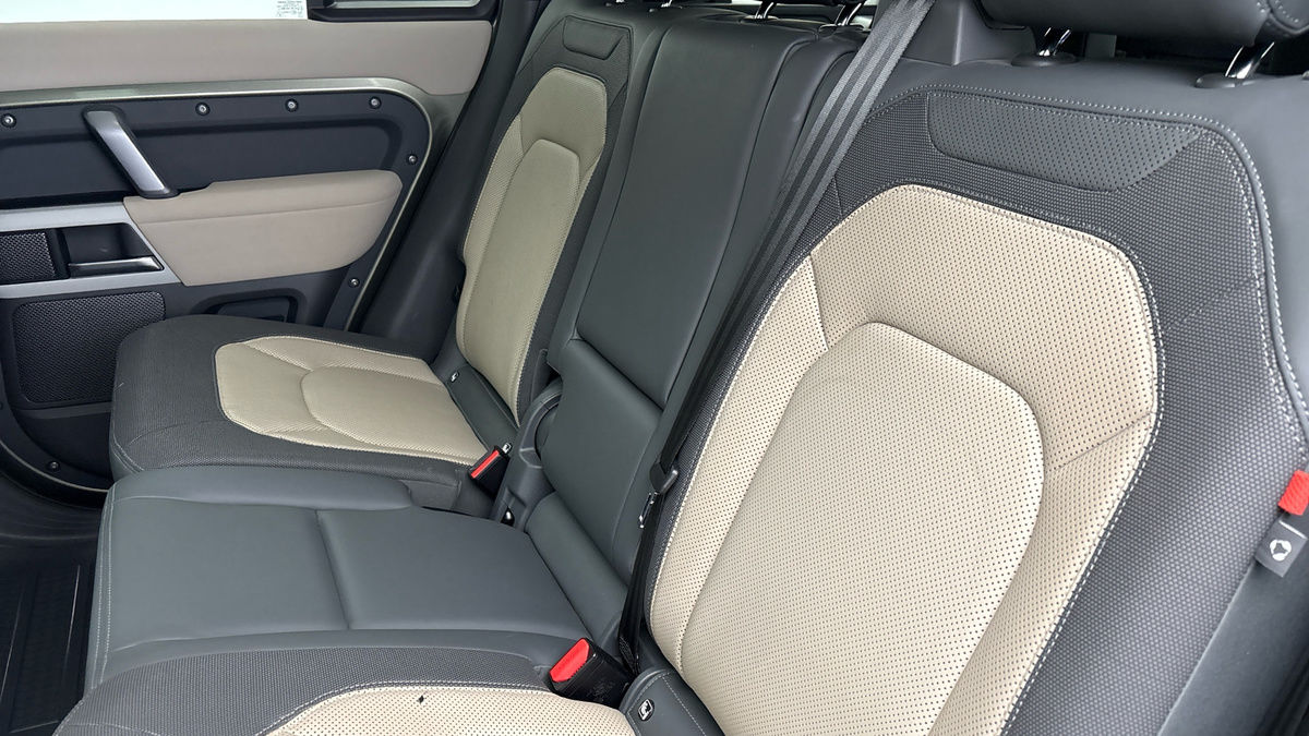 Land Rover Defender 110 Image 8