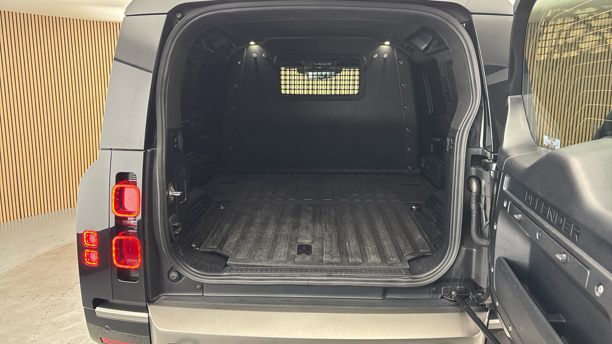 Land Rover Defender 110 Image 11