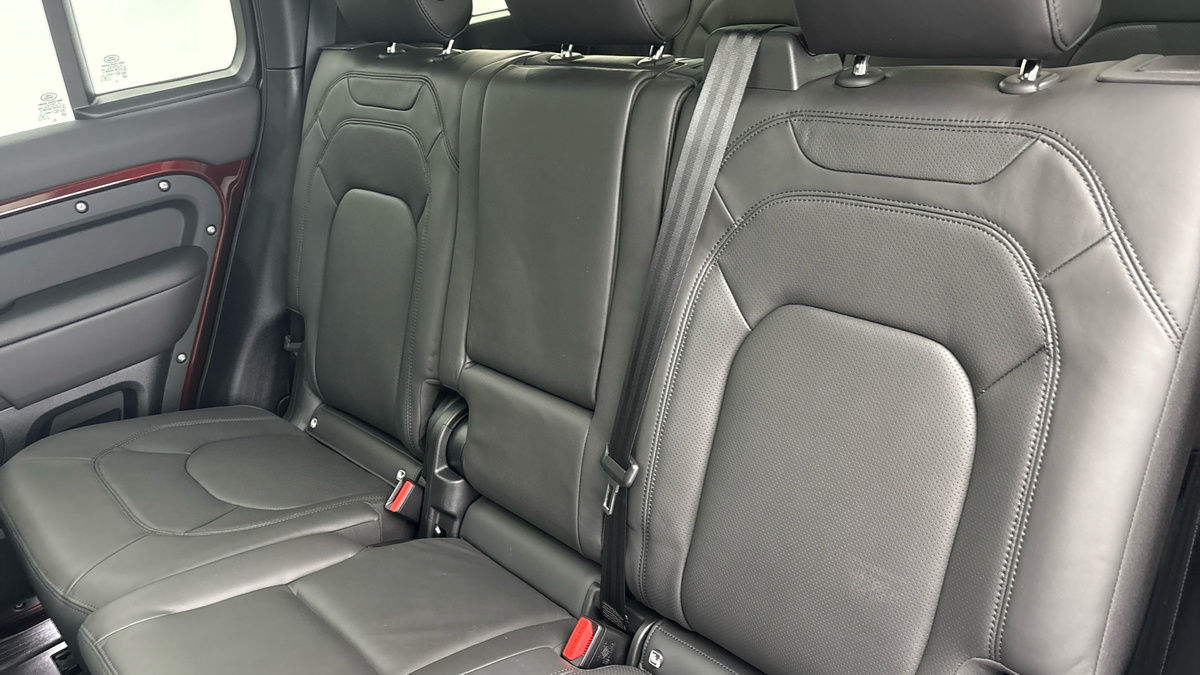 Land Rover Defender 130 Urban Image 8