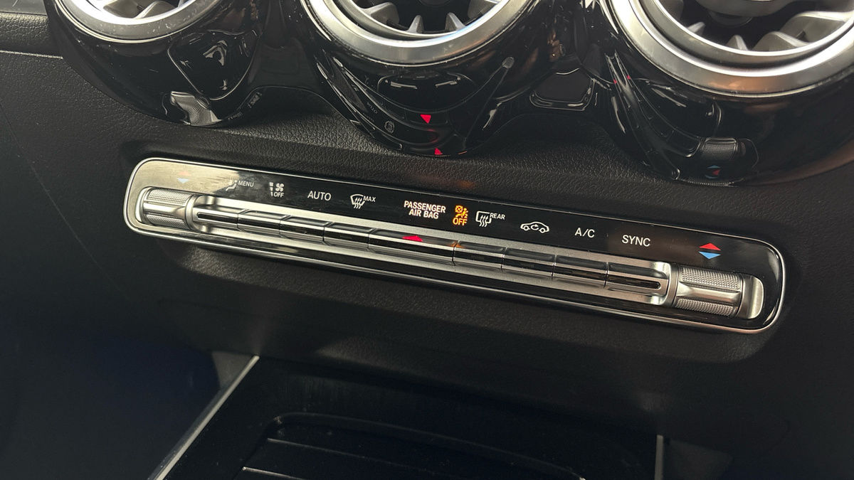 Mercedes-Benz GLB Image 28
