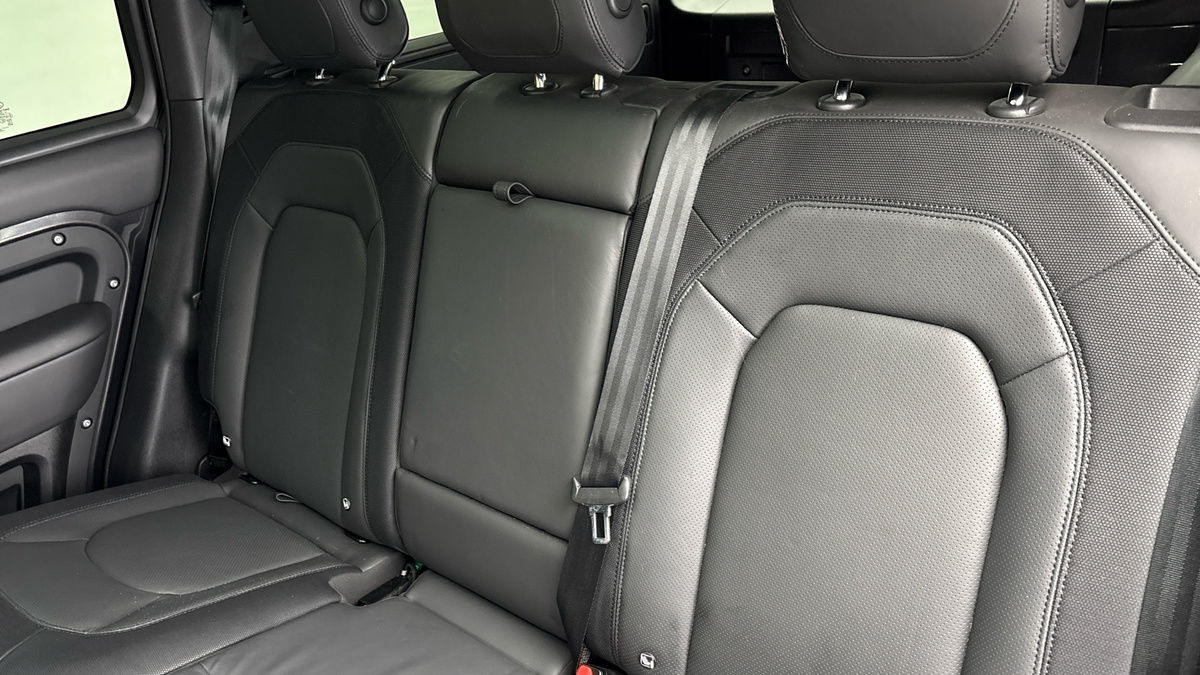 Land Rover Defender 110 Image 8
