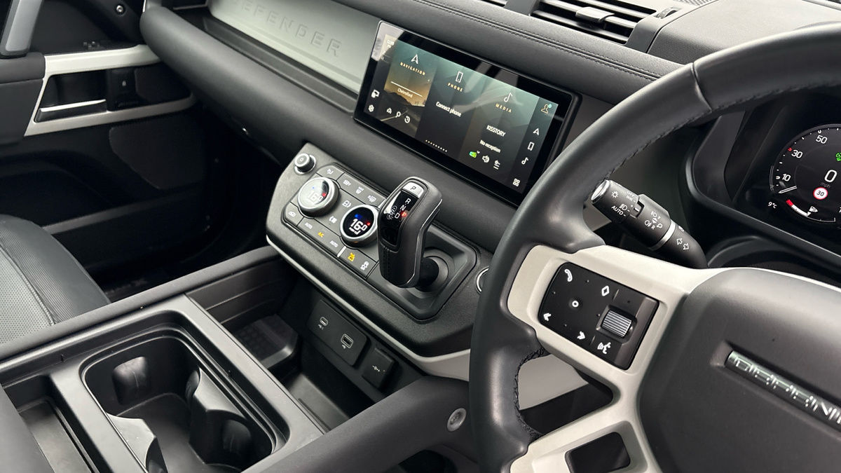 Land Rover Defender 110 Image 18