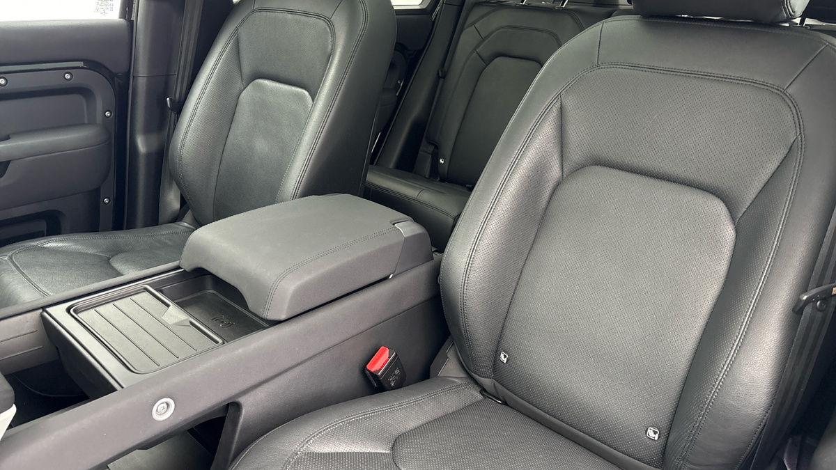 Land Rover Defender 110 Image 7