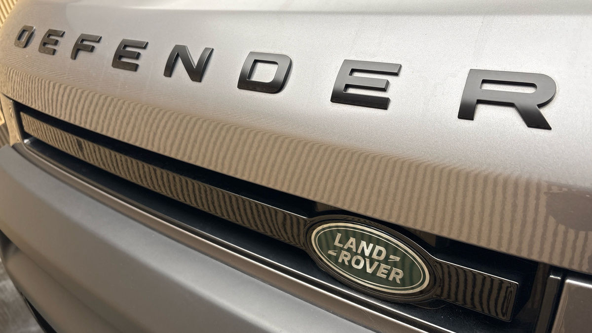 Land Rover Defender 110 Image 24