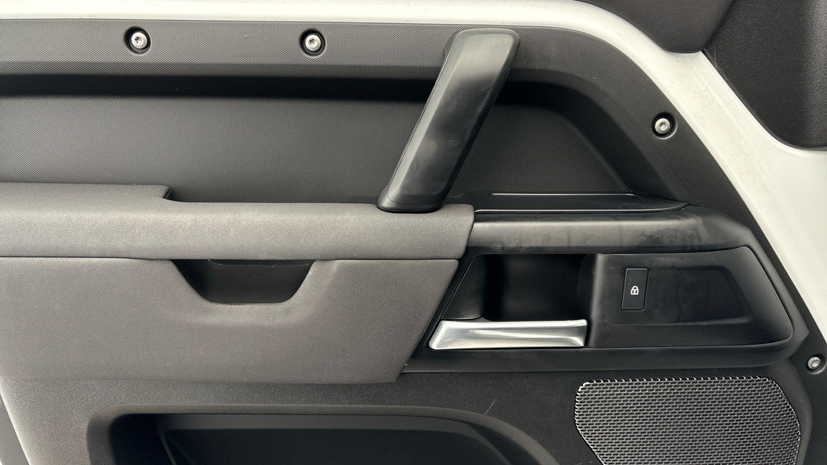 Land Rover Defender 90 Urban Image 19