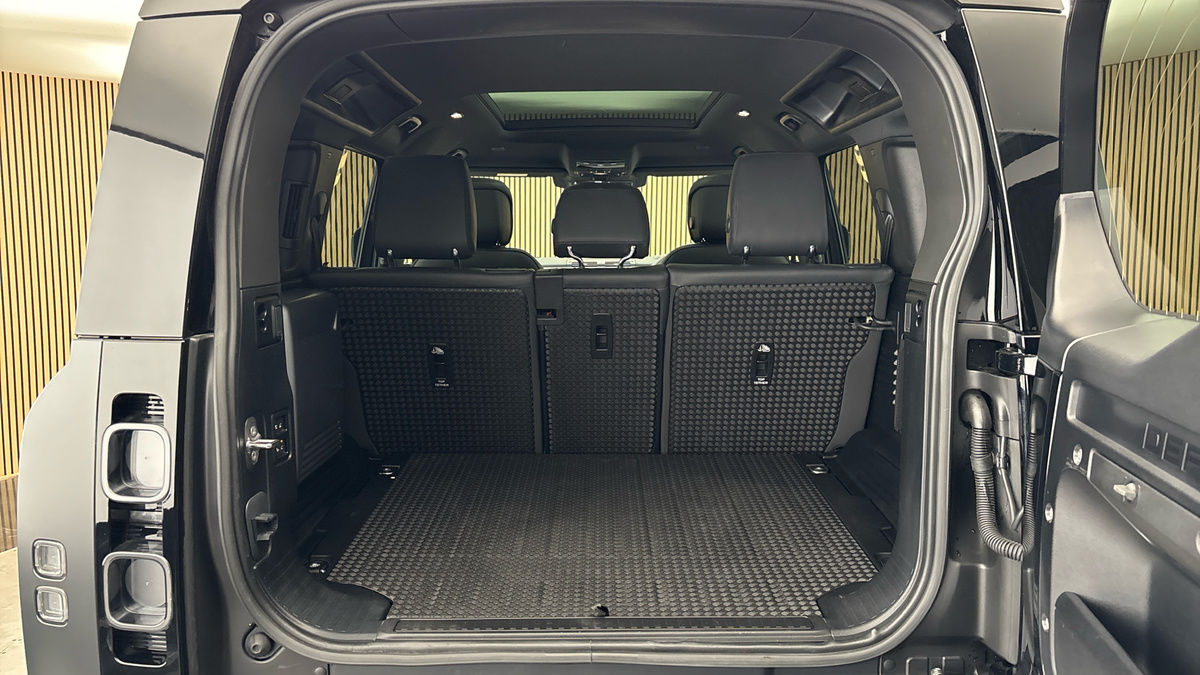 Land Rover Defender 110 Image 11