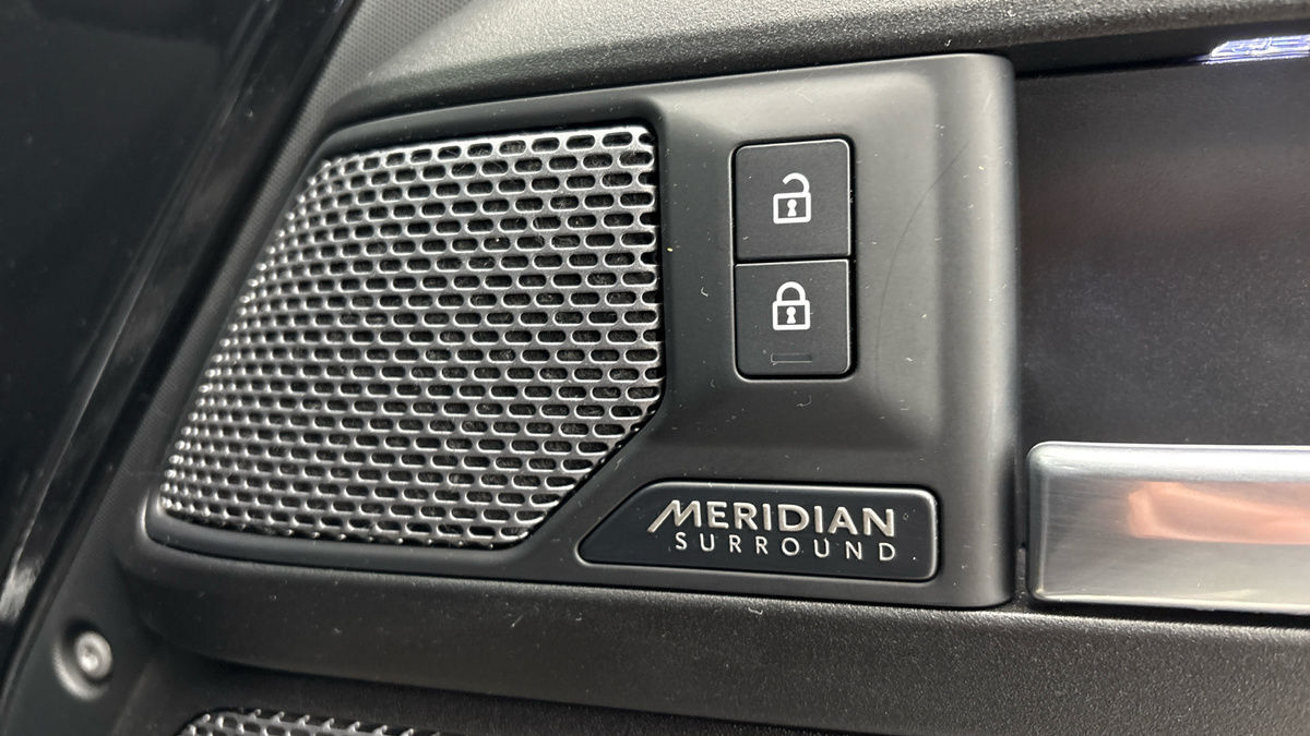 Land Rover Defender 110 Image 25