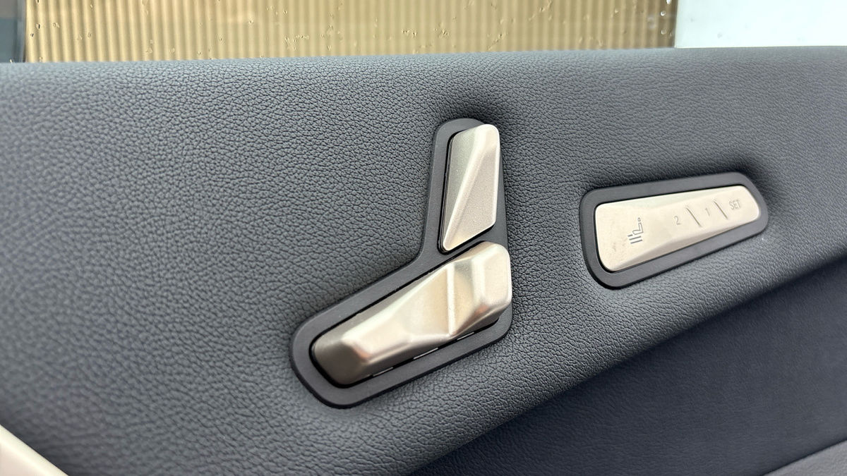 BMW iX Image 30