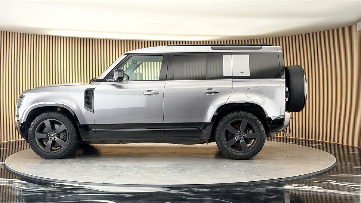 Land Rover Defender 110 Image 15