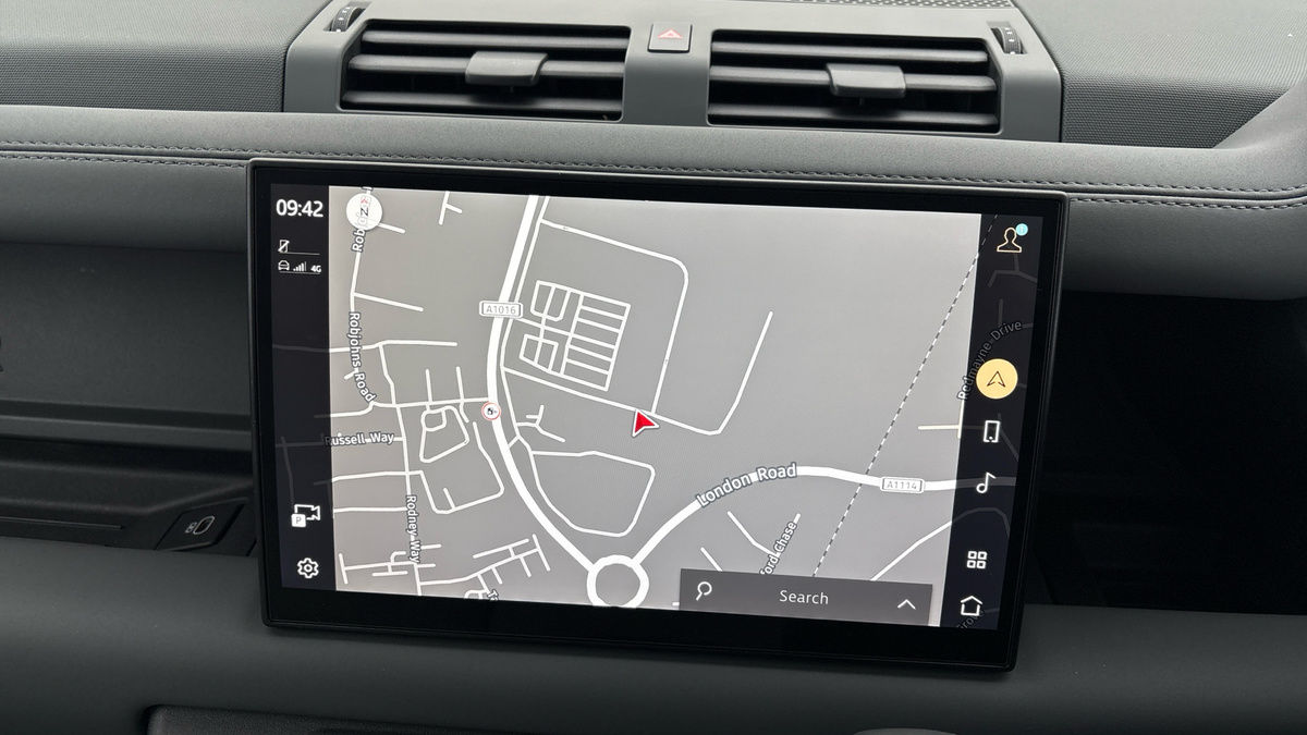 Land Rover Defender 110 Image 17