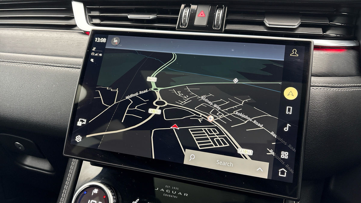Jaguar F-PACE Image 17