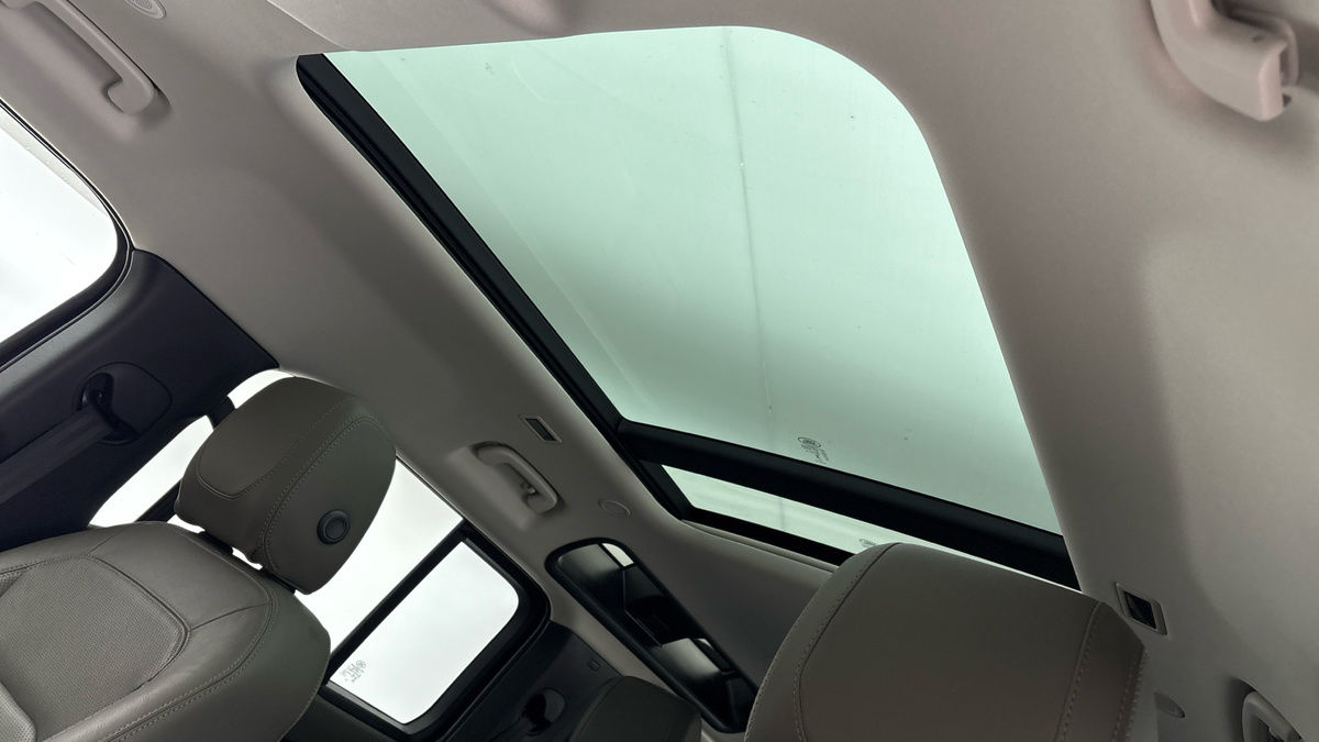 Land Rover Defender 110 Image 6