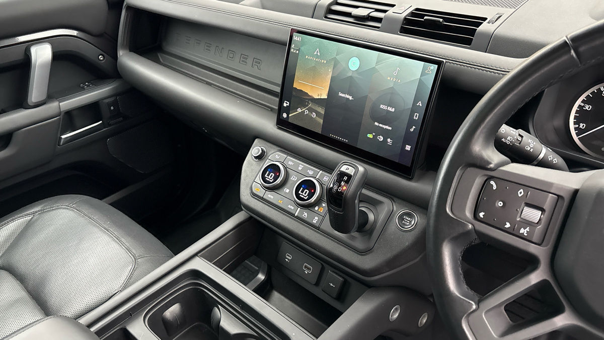 Land Rover Defender 110 Image 18